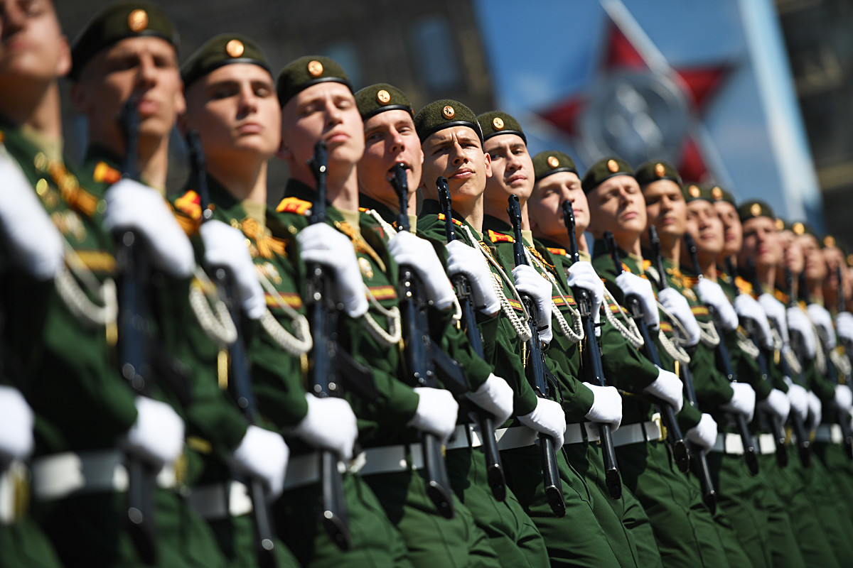 軍事大学の学生は赤の広場で独ソ戦戦勝記念観兵式の準備中