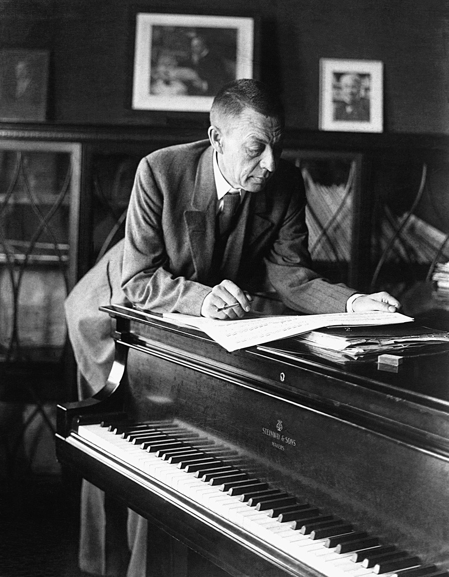 Руски композитор и пијаниста Сергеј Рахмањинов (1873-1943) чита партитуру. Снимак је направљен током 1920-их.