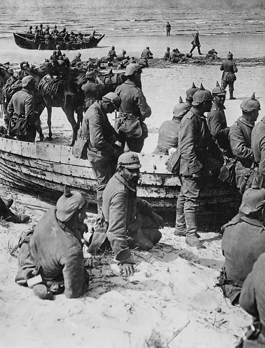 Немачки војници се одмарају на плажи у граду Скатре у Летонији на путу за град Лијепаја (немачки назив: Либау) за време Првог светског рата, око 1915.