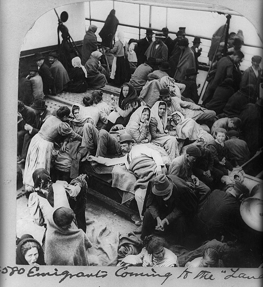 ニューヨークに到着している船に乗った移民、1900年