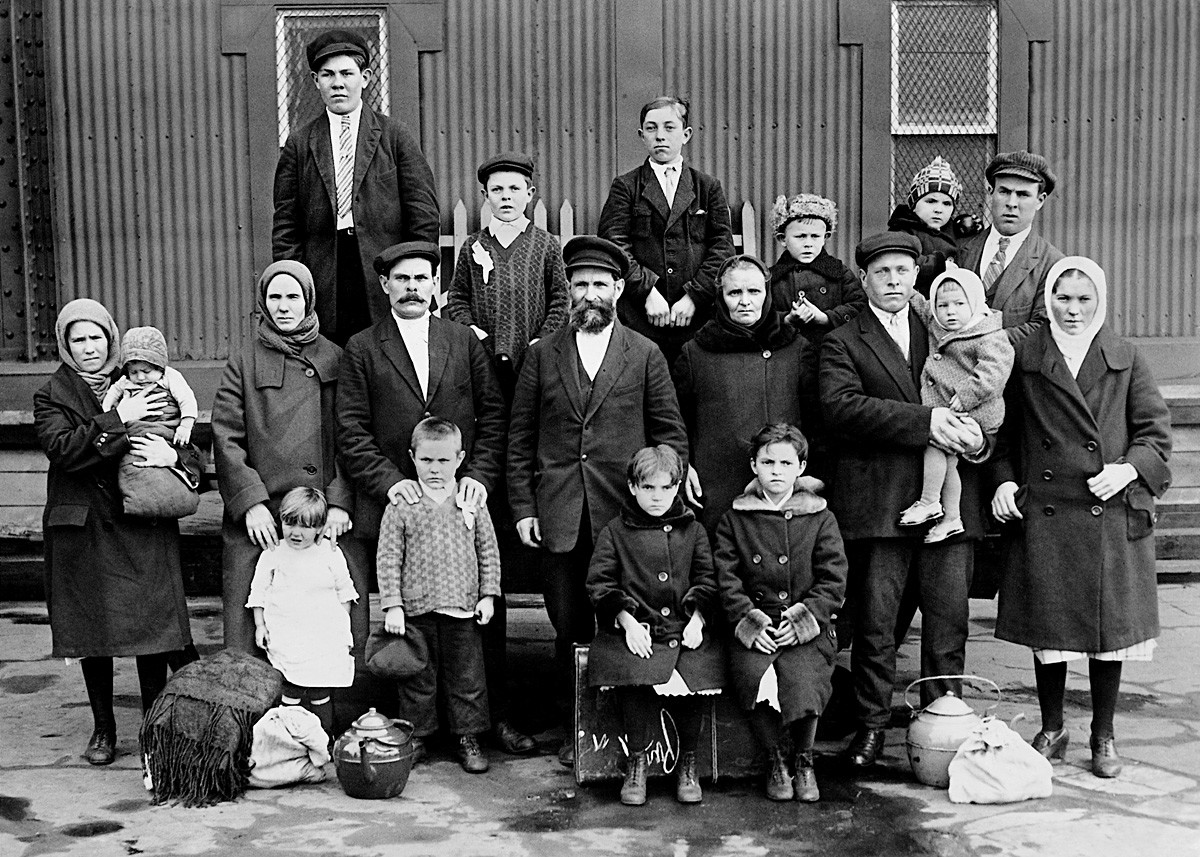 ロシア人移民の家族、エリス島の移民局
