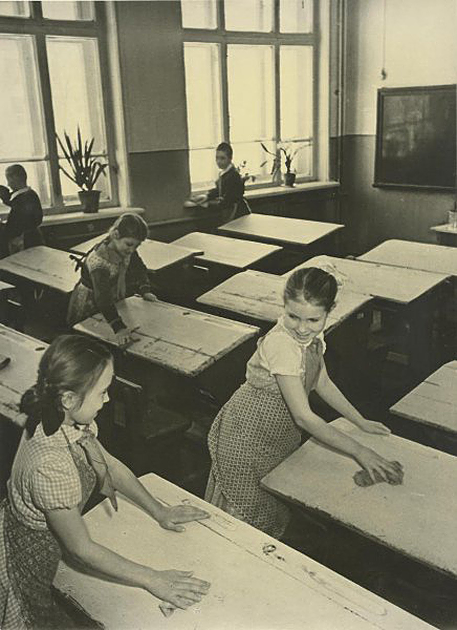 Merapikan ruang kelas, 1950-an.