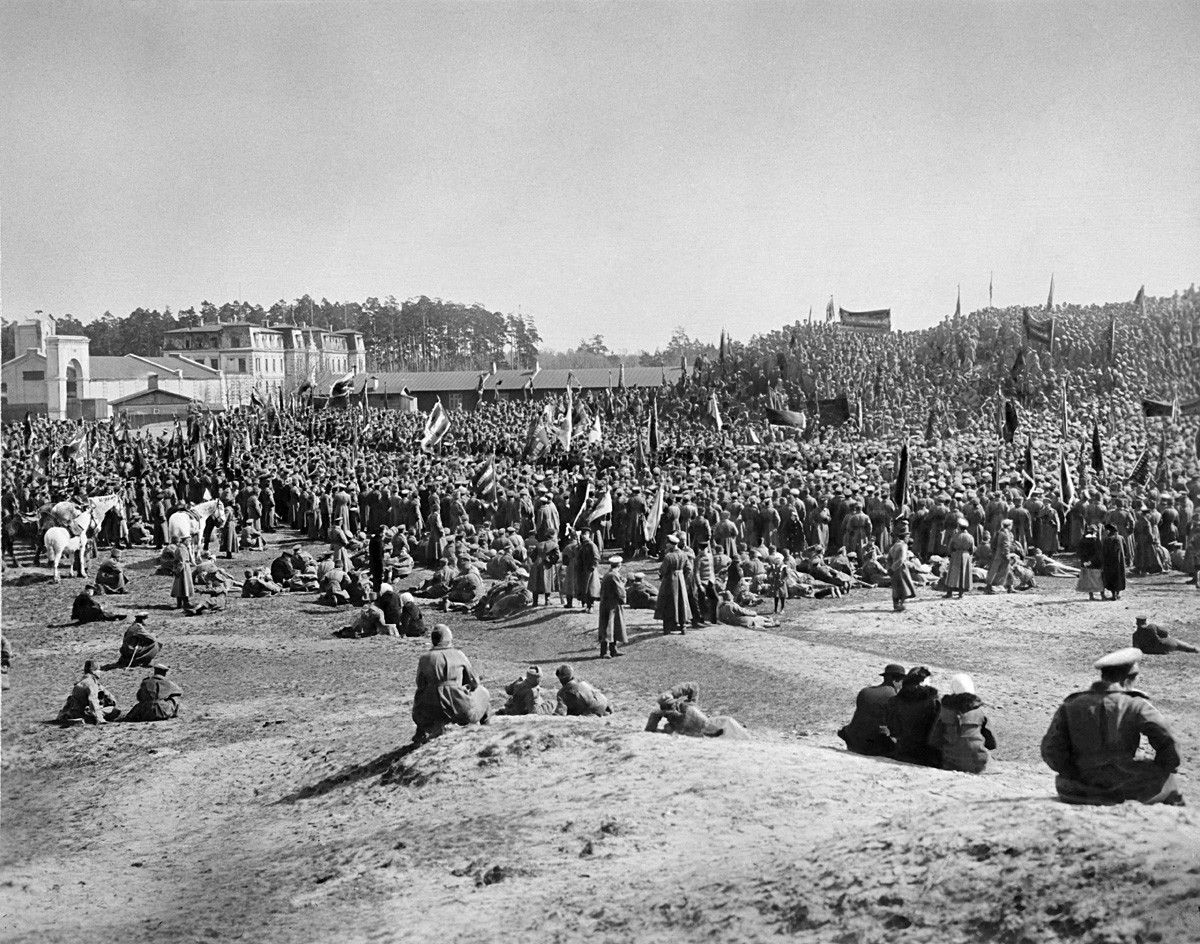 Солдатский митинг около Риги вскоре после Февральской революции