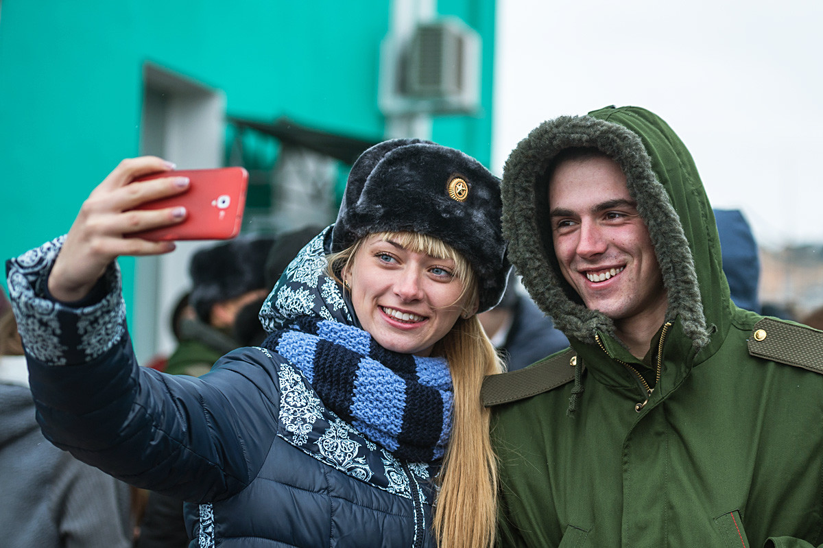 Un appelé pose pour un selfie avec sa petite amie à la gare d'Omsk, avant de partir effectuer son service militaire.