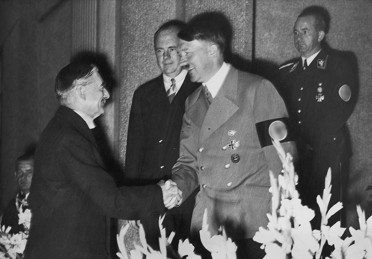 Adolf Hitler cumprimenta Neville Chamberlain