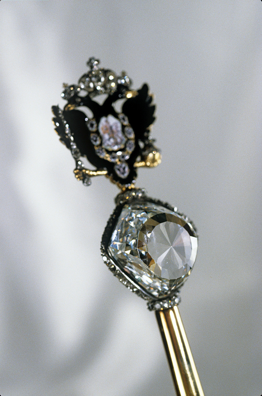 Императорски скиптар. Направљен за Катарину II почетком 1770-их, дугачак 59,5 цм. Злато прекривено са осам дијамантских прстенова. На врху је брилијант „Орлов“ са златним двоглавим орлом украшеним црним емајлом са брилијантима. Дијамантски фонд РФ.