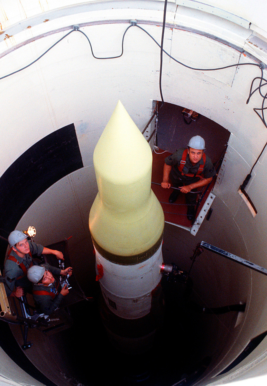 Tehničari ratnog zrakoplovstva SAD-a provjeravaju interkontinentalnu balističku raketu u njezinom silosu u zrakoplovnoj bazi Whiteman, Missouri.
