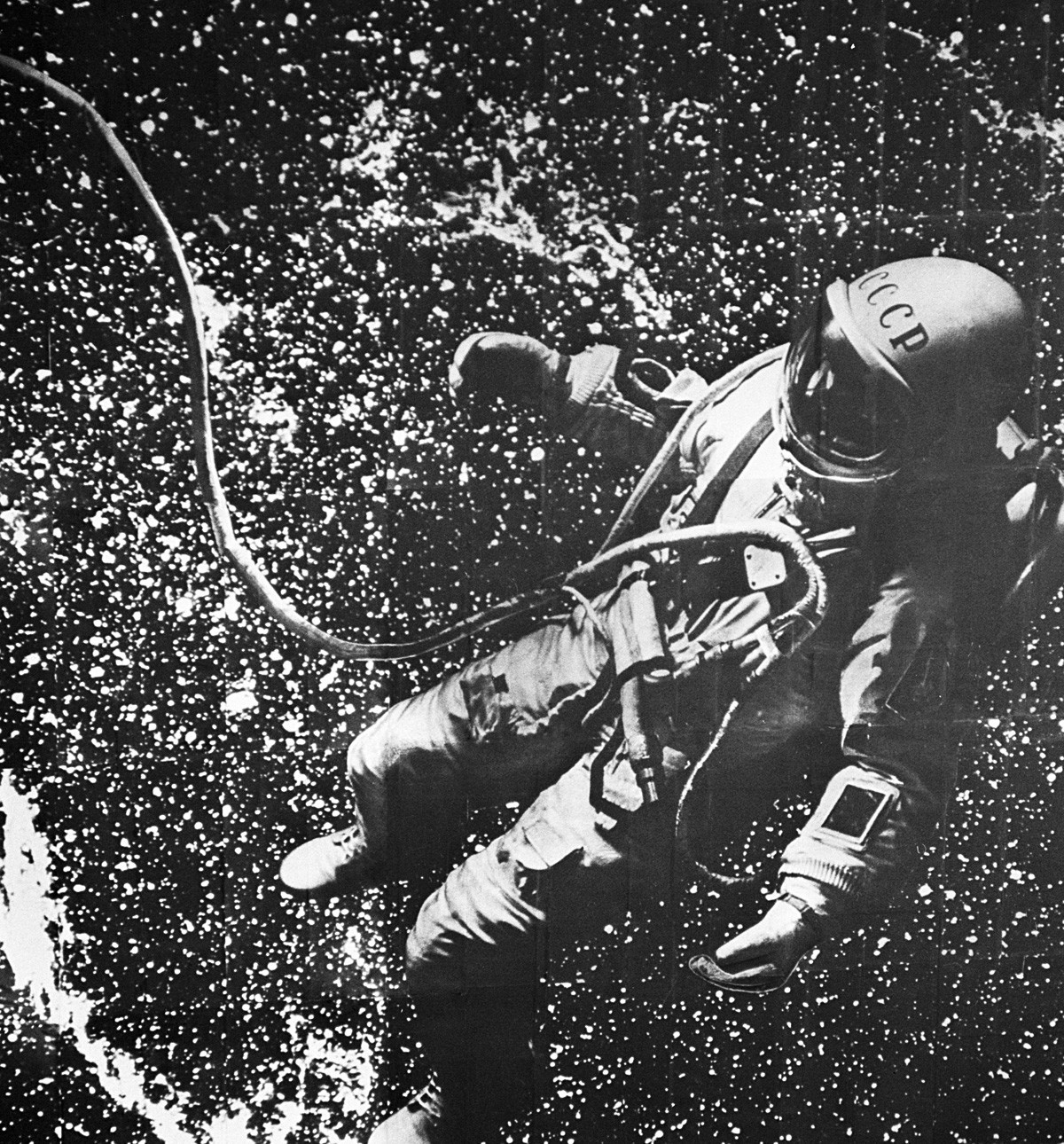 Пилотот-космонаут на СССР Алексеј Архипович Леонов во отворен космос.