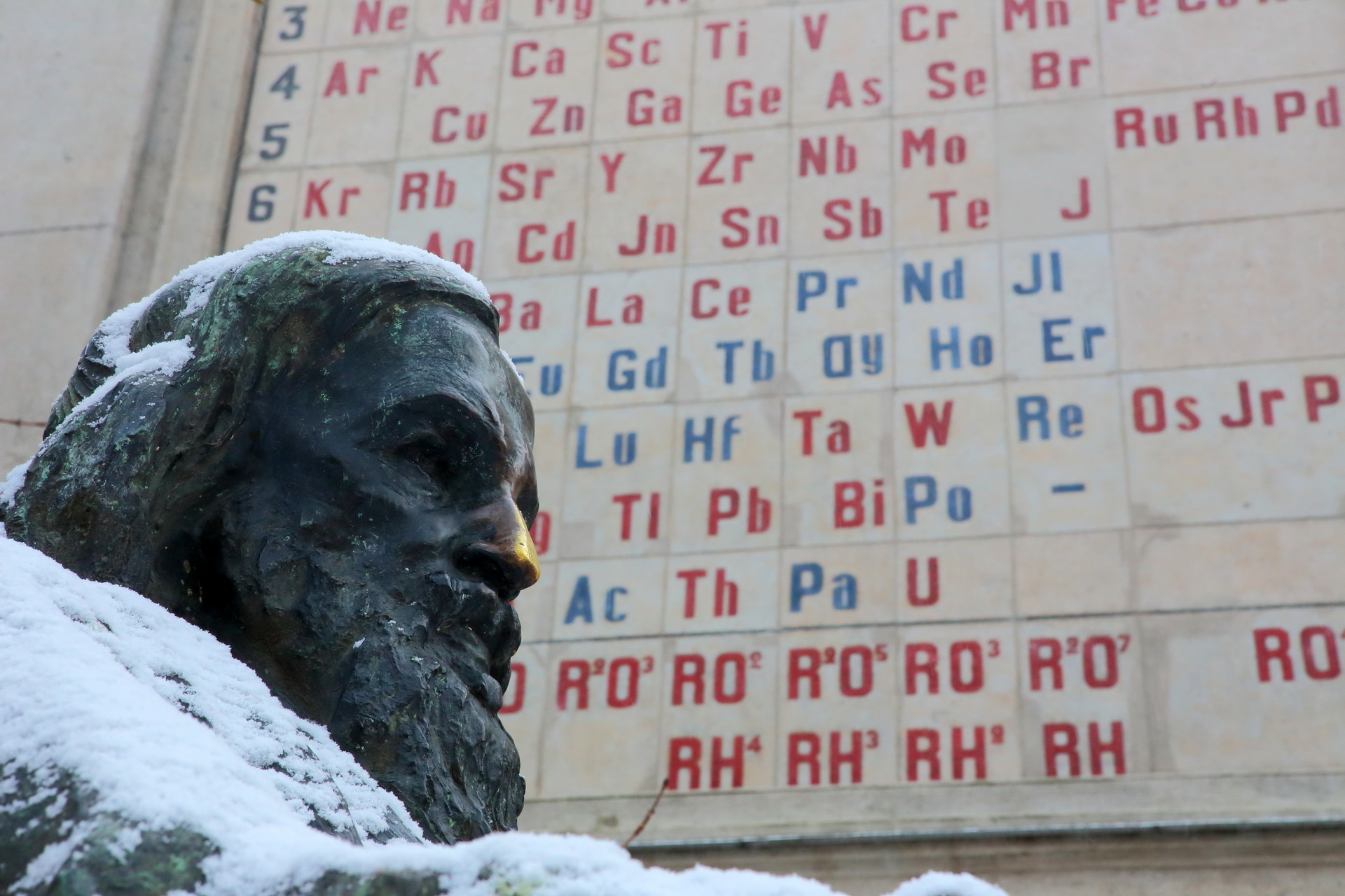 Spomenik Dmitriju Mendelejevu