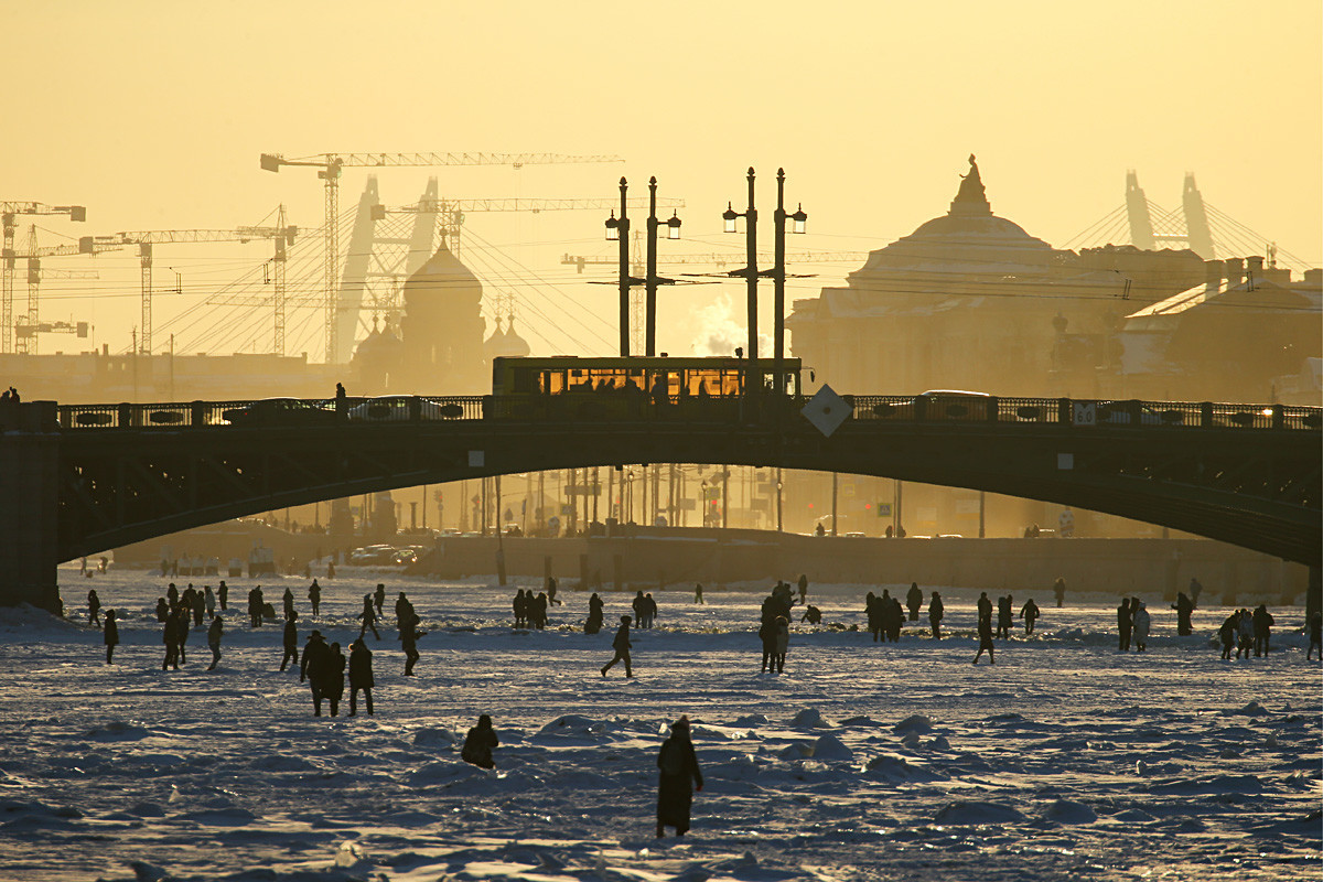 Začetek marca 2018, ljudje se sprehajajo po zmrznjeni reki Nevi v centru Sankt Peterburga