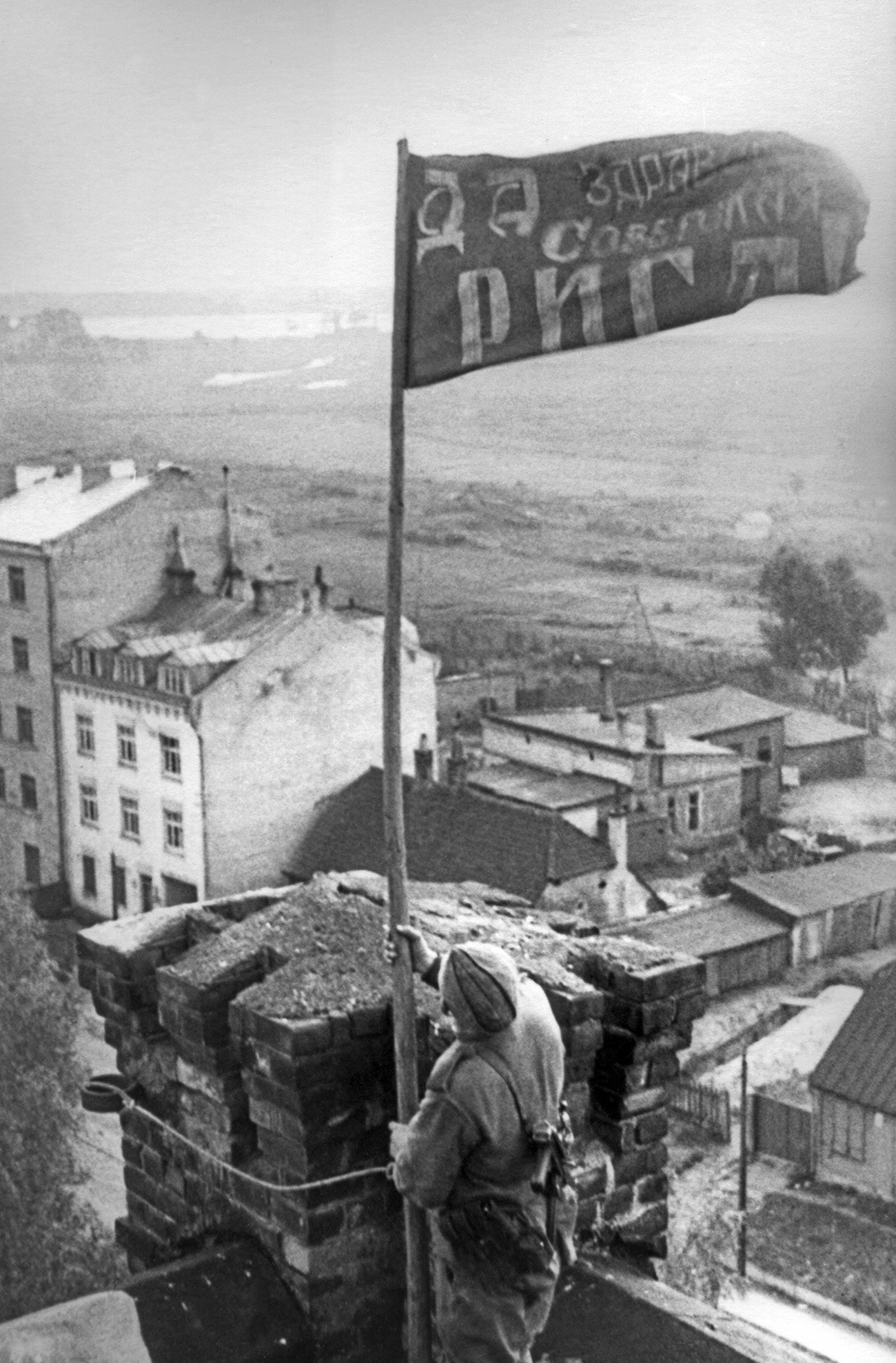 Letonska Sovjetska Socijalistička Republika. Riga. Postavljanje crvene zastave poslije oslobođenja grada od njemačko-nacističke okupacije.