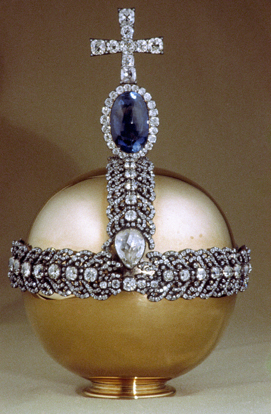 Ruska imperatorska deržava koju je 1762. napravio draguljar Ekart, a 1984. su je restaurirali Ivanov i Aleksahin. Crveno zlato. Križ od brilijanata stoji na Cejlonskom safiru. Dijamantni fond, Moskovski kremlj.

