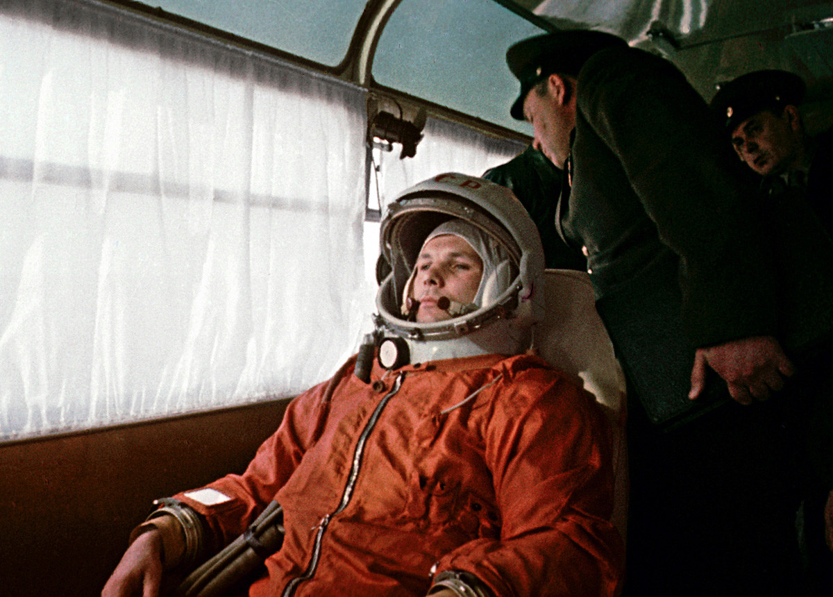 Kosmonaut Yuri Gagarin naik bus menuju Pusat Antariksa Baikonur, 12 April 1961.