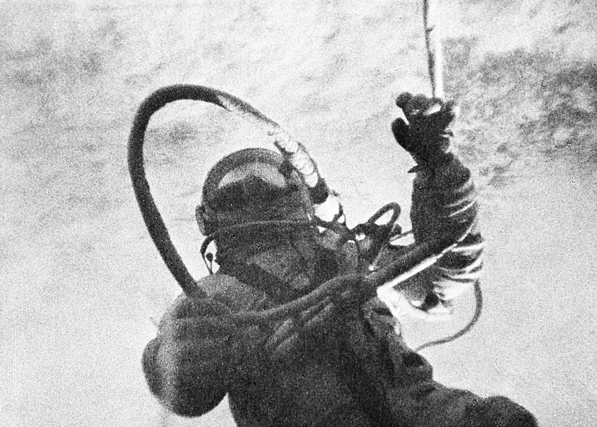 Letnan Kolonel Alexei Arkhipovich Leonov, manusia pertama yang melangkahkan kaki di ruang angkasa.