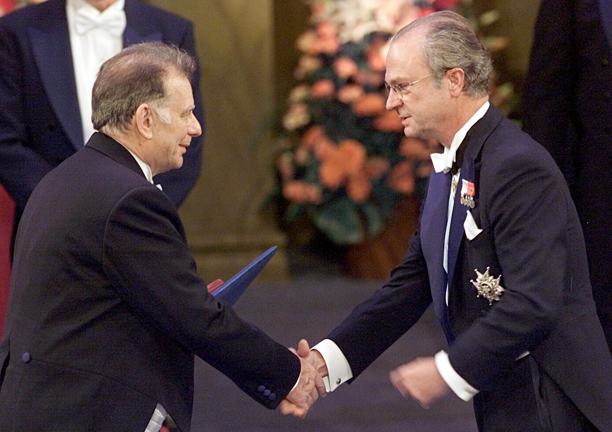 Doctor Zhores Alfiórov (a la izq) recibe el Premio Nobel de Física del rey de Suecia, King Carl XVI Gustaf.