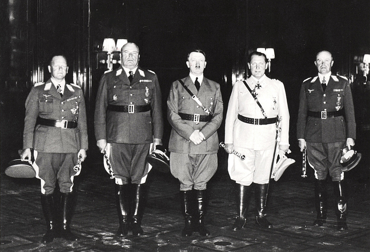 De la izq a la drcha: Erhard Milch, Hugo Sperrle, Adolf Hitler, Reichsmarschall Hermann Göring and Albert Kesselring.