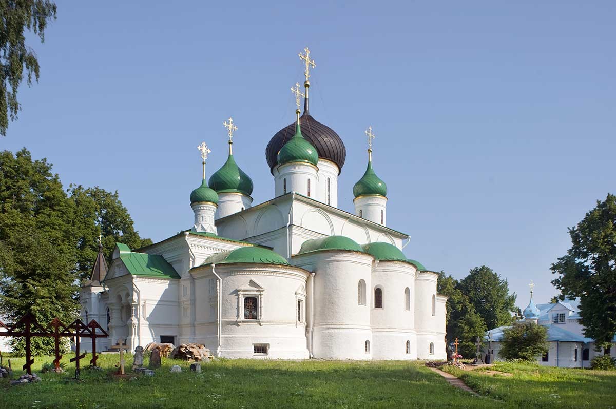 Convento di San Teodoro. Cattedrale di San Teodoro con l’annessa Cappella di San Serafino di Sarov. Vista sud-est. 7 giugno 2019