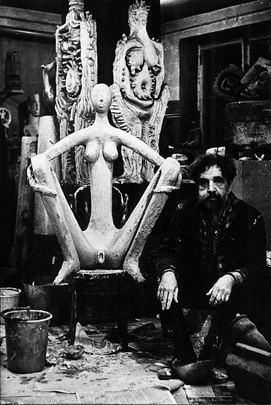 Вадим Сидур в мастерской сидит рядом с композицией «Венера на венском стуле»