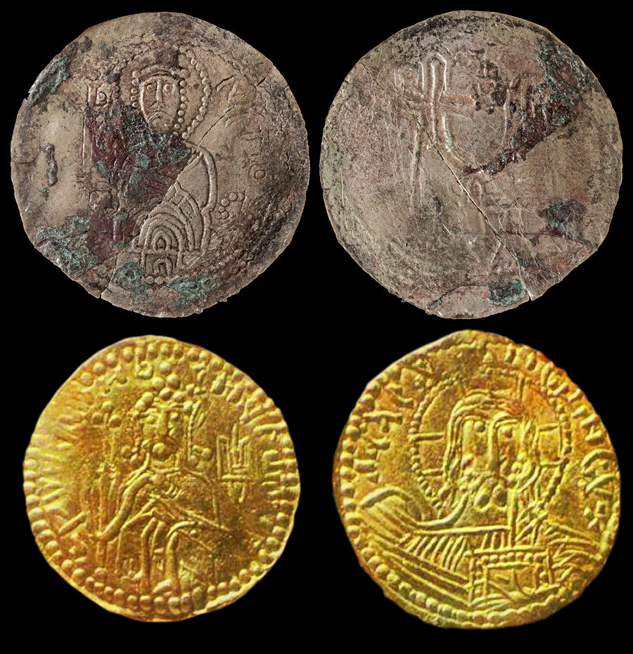 Сребреник (паричка) на Свјатополк Проклети (горе), златник (паричка) на Свети Владимир (доле)
