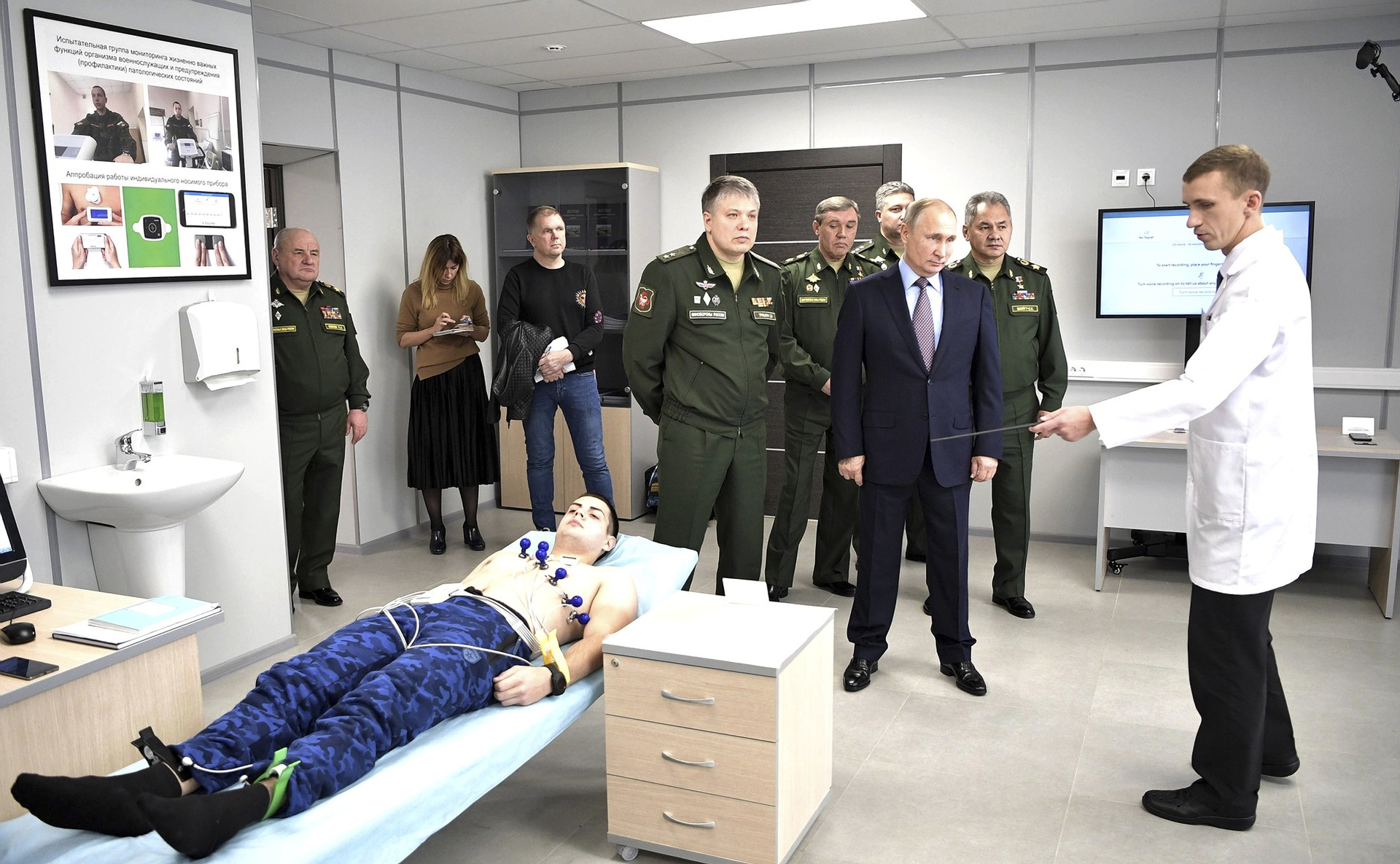 Putin in oficirji v tehnopolisu ERA, Anapa, Rusija, 22. 11. 2018