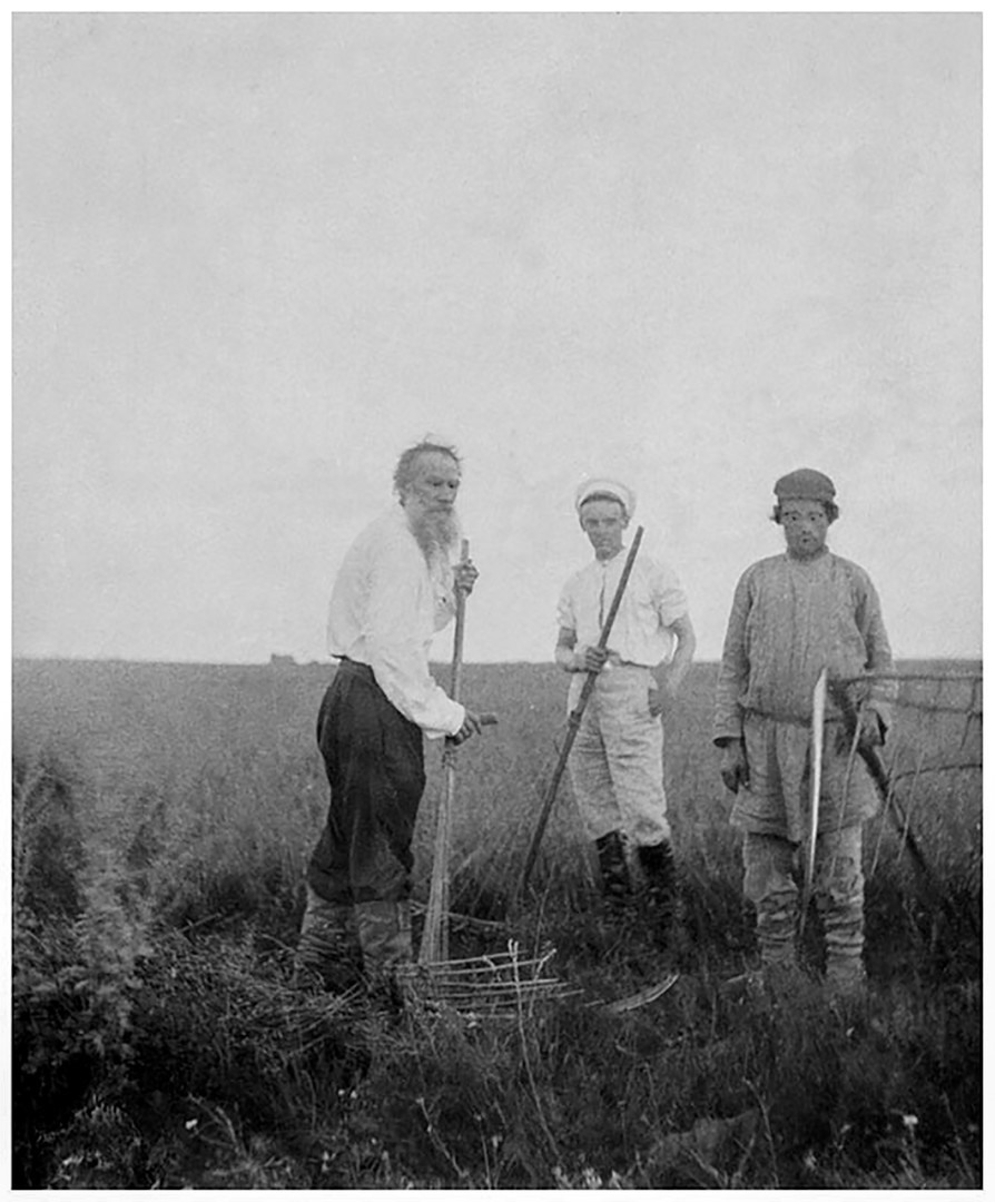 Tolstoj (a sinistra) al lavoro nella sua tenuta di Yasnaya Polyana