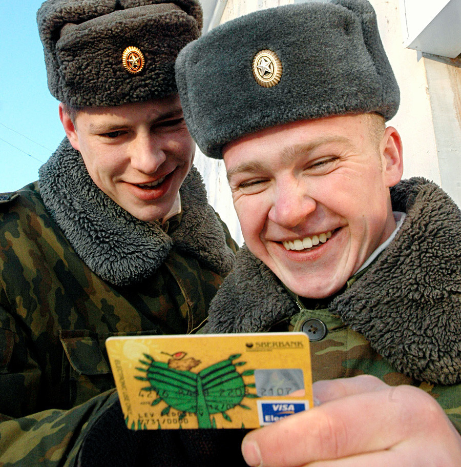 Војници на договор подигаат плата на банкомат.