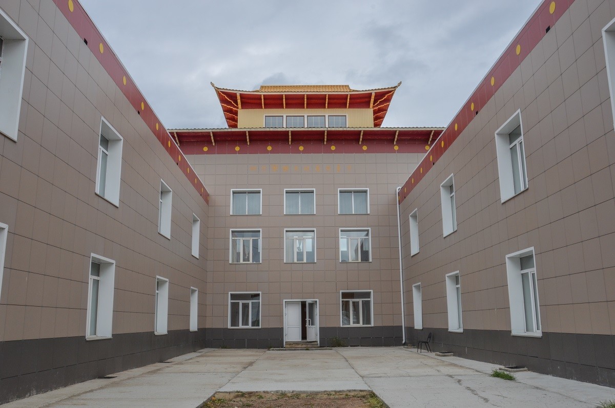 イヴォルガ寺院は、ロシア初の仏教大学「ダシ・チョイホーリング」を運営している。 20人の教授が4つの学部（哲学、タントラ仏教、図像学、医学）で200人の学生を教えている。大学には仏教建築の伝統に則り、新しく建てられた住居も存在する。