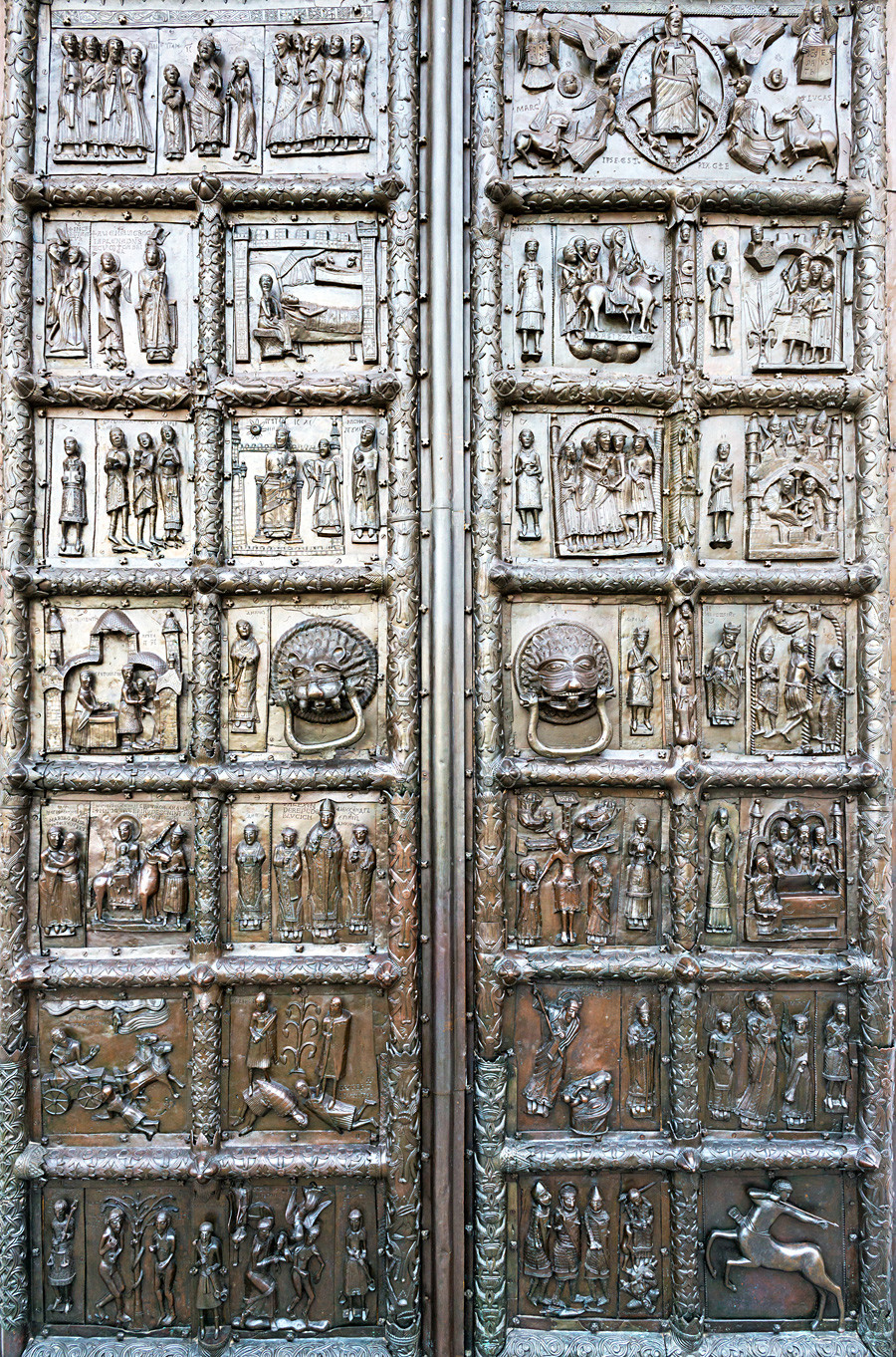 La porta della cattedrale di Santa Sofia a Novgorod