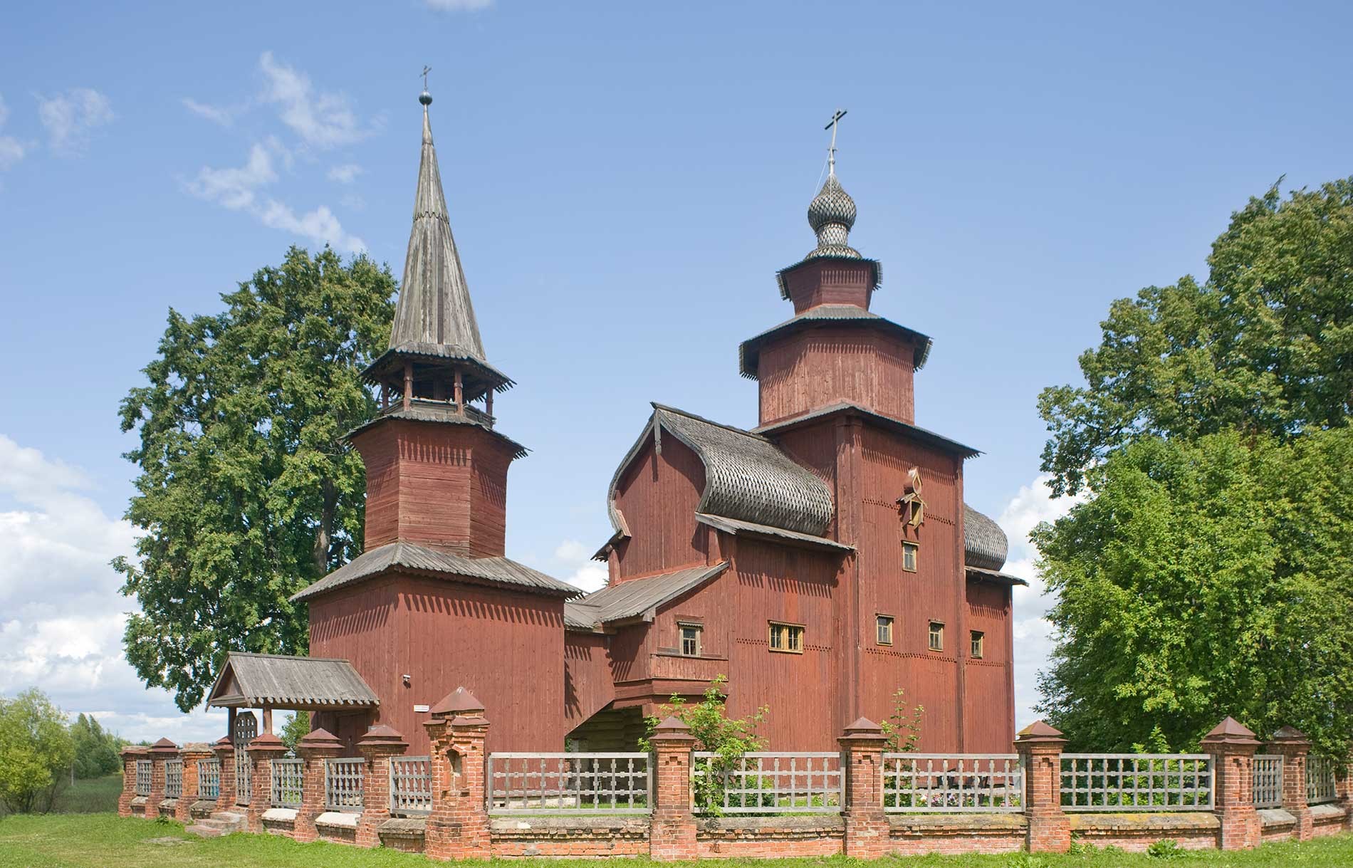 Bogoslov (vicino a Rostov Velikij). Chiesa lignea di San Giovanni il Teologo sull’Ishnja. Vista sud. 8 luglio 2019
