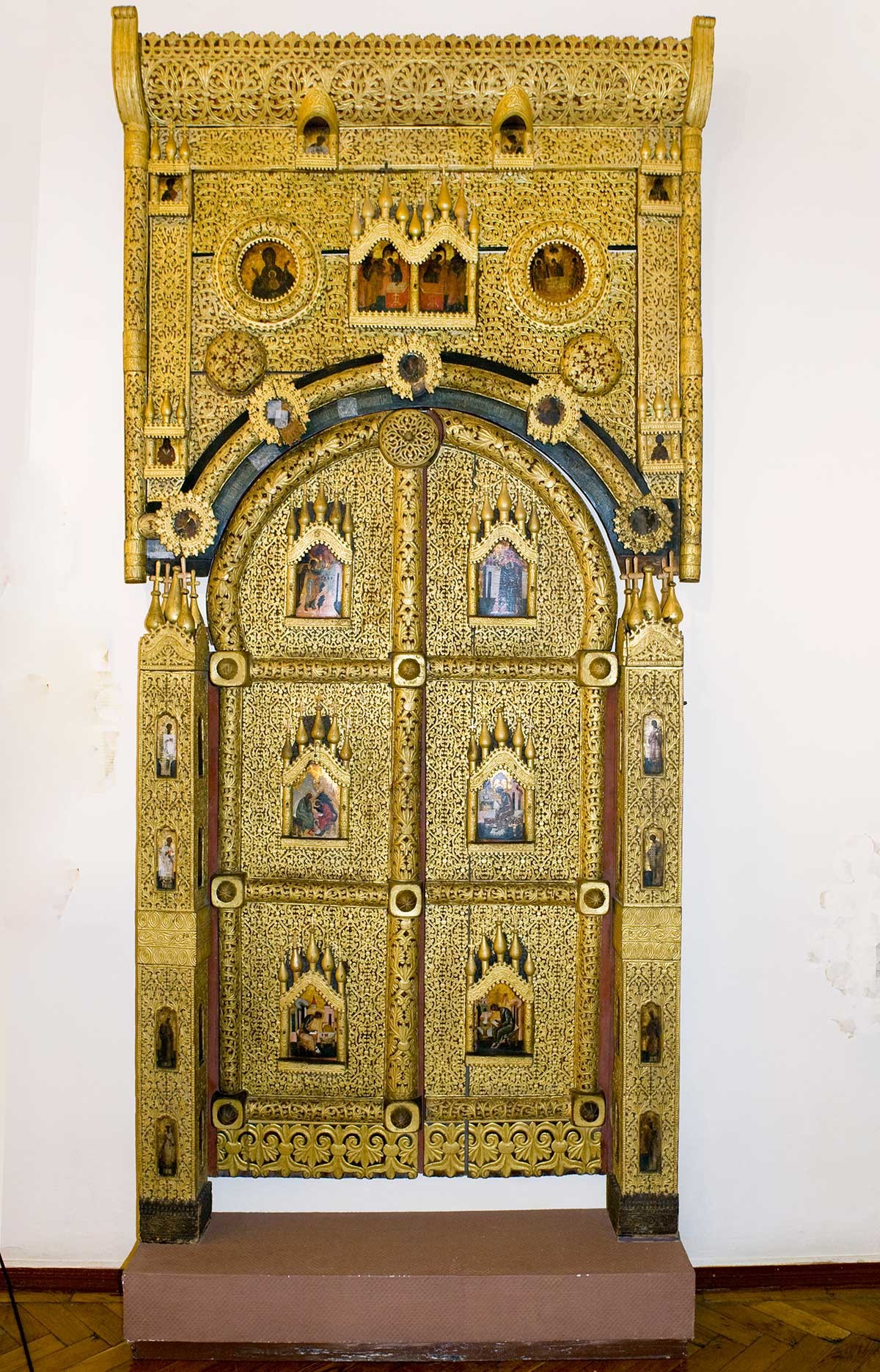 Museo del Cremlino di Rostov Velikij. Iconostasi originale della metà del XVI secolo con porta reale scolpita, collocata nella Chiesa di San Giovanni alla fine del XVII secolo. 5 luglio 2019