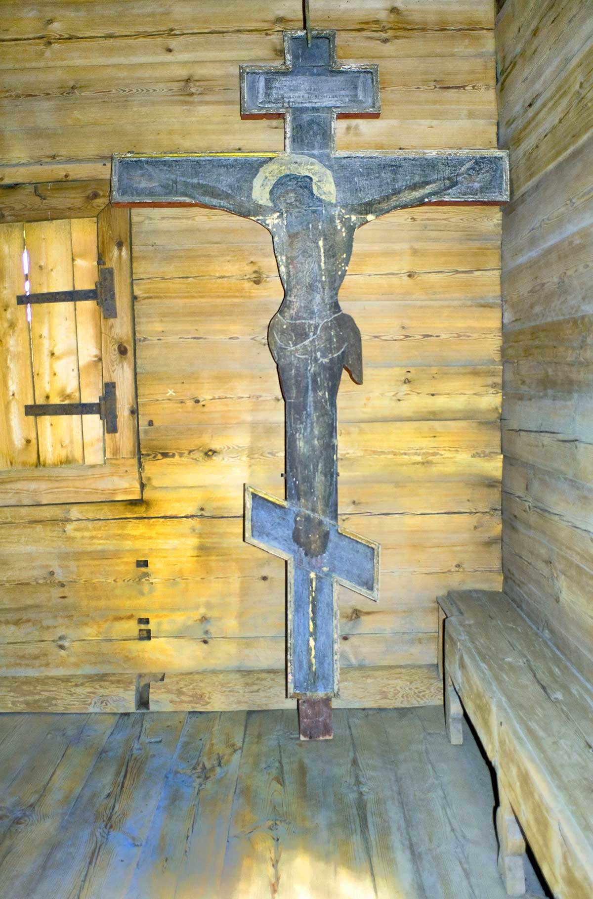 Chiesa di San Giovanni il Teologo sull’Ishnja. Interno, abside (spazio dell’altare) con crocifisso ligneo visibile nella fotografia di Prokudin-Gorskij. 8 luglio 2019