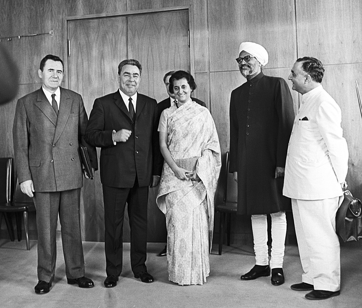 Brejnev e Gandhi em Moscou com outros líderes soviéticos.
