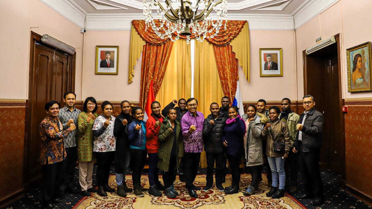 Para mahasiswa Papua berfoto bersama Wakil Kepala Perwakilan RI di Rusia merangkap Belarus Azis Nurwahyudi (berbatik ungu), berserta jajaran KBRI Moskow.