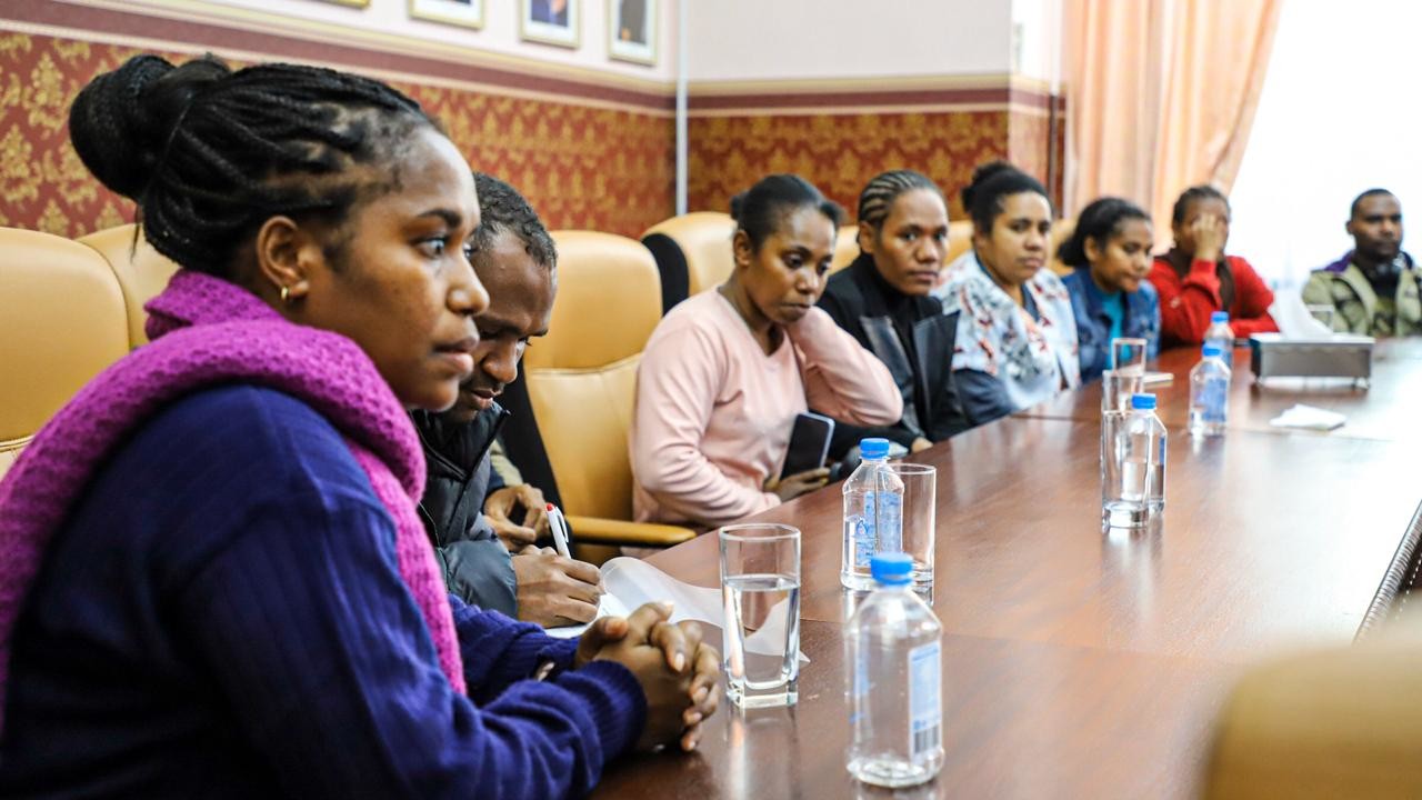 Para mahasiswa Papua saat bertemu dengan Wakil Kepala Perwakilan RI di Rusia merangkap Belarus Azis Nurwahyudi berserta jajaran KBRI Moskow.