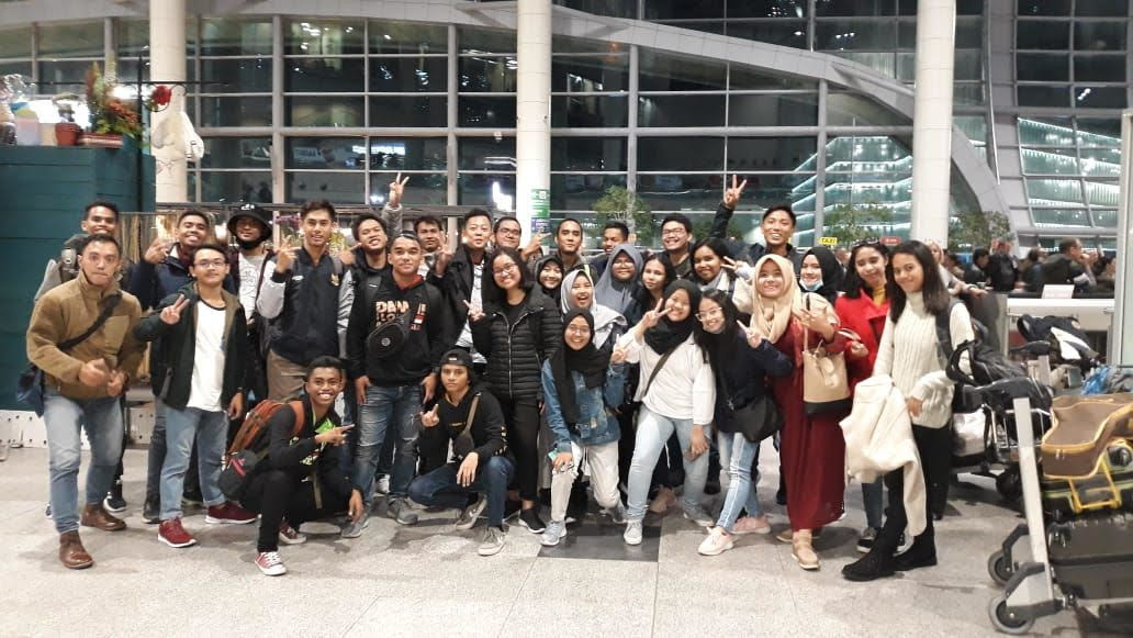 Para mahasiswa Indonesia penerima Beasiswa Pemerintah Federasi Rusia tahun 2019 saat tiba di Bandara Domodedovo Moskow, Kamis (17/10).