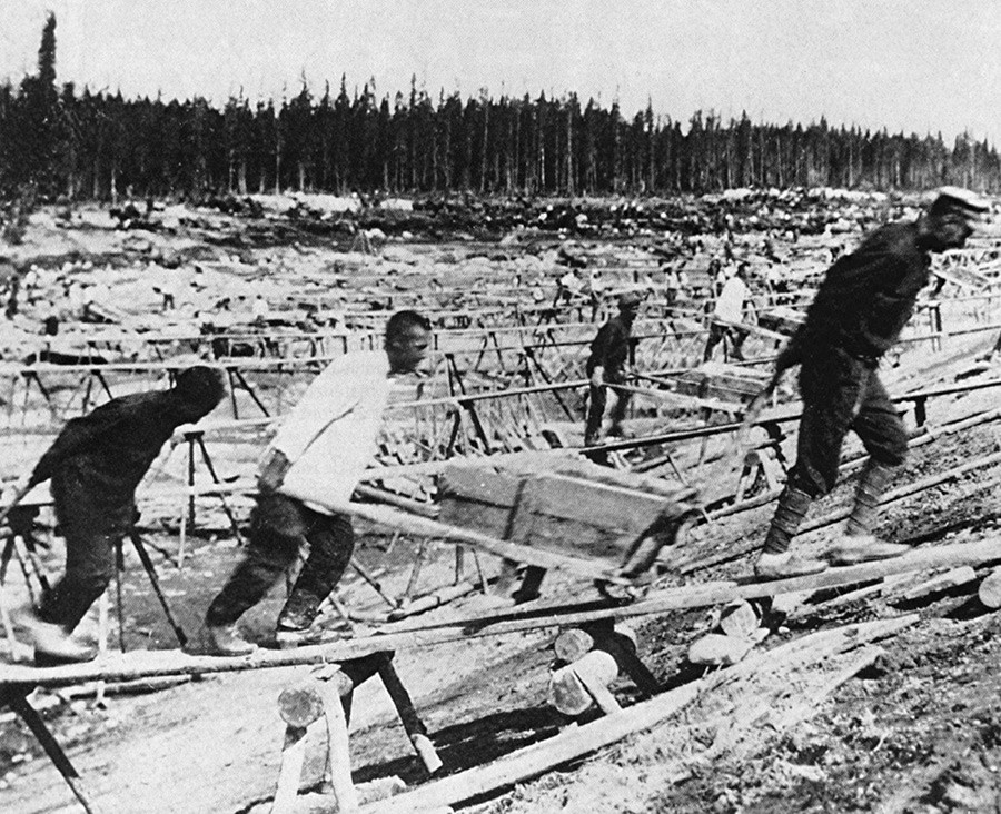 Prisoners building the White Sea-Baltic Сanal.