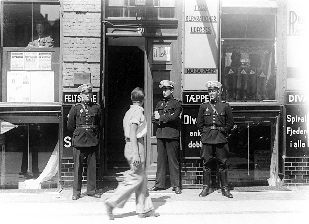 Policiais em frente à sede dos comunistas em Copenhague, 1941 