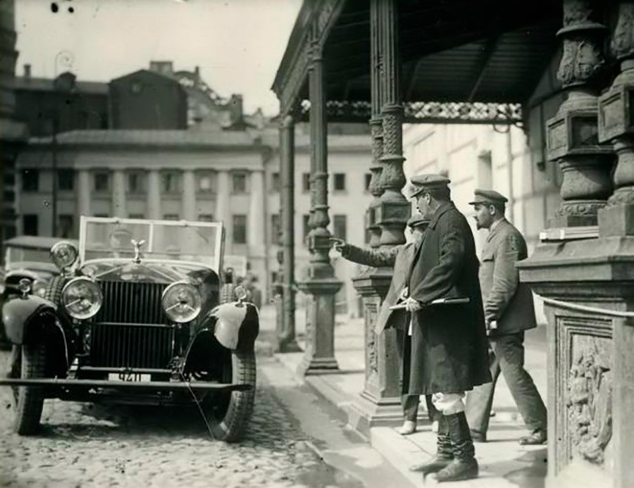 16. конгрес Свесавезне комунистичке партије. Јосиф Стаљин излази из Бољшог театра. 1930. Аутомобили на фотографији: британски Rolls-Royce из Гараже за посебне намене, и лево у позадини амерички Buick.
