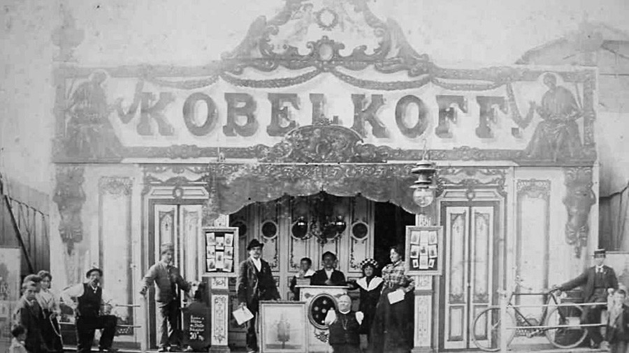 A família Kobelkoff em seu pavilhão no Prater.