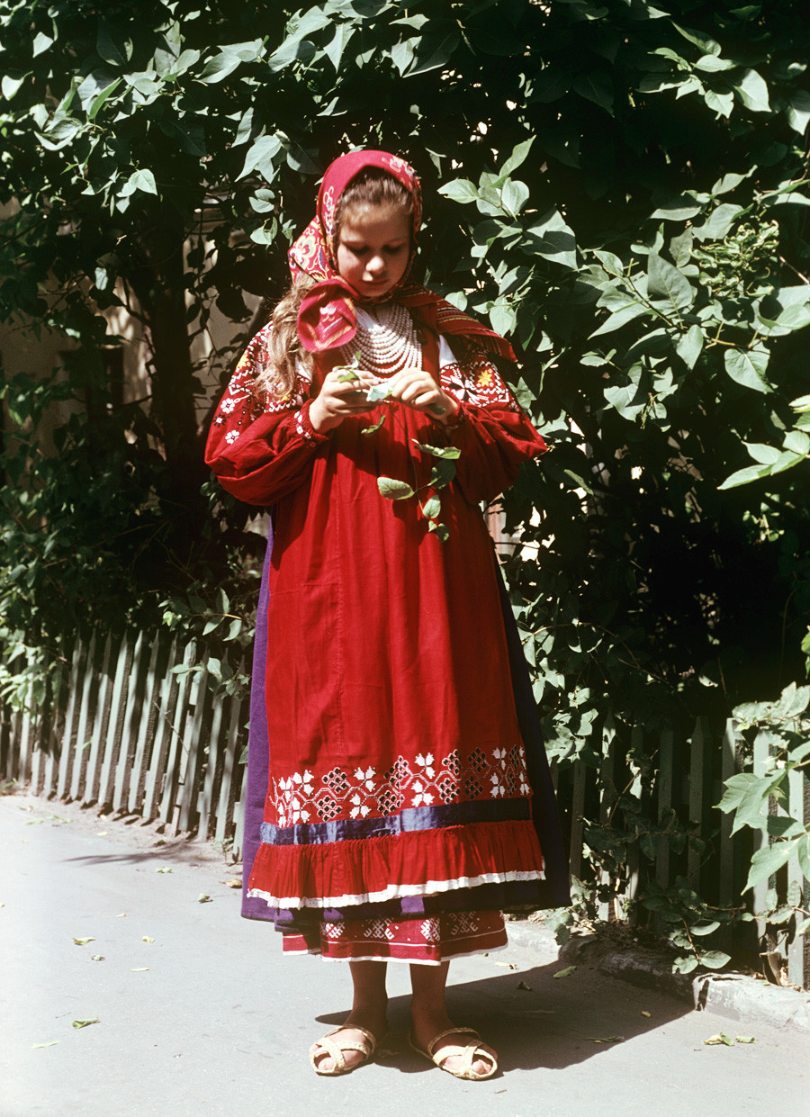 An ancient Russian folk costume worn by women of the Ryazan Province in the second half of the 19th century. 