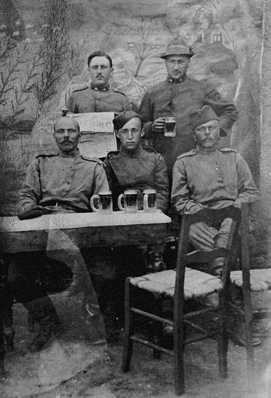 Französischer, russischer, US-amerikanischer, italienischer und serbischer Soldaten trinken Bier, 1917