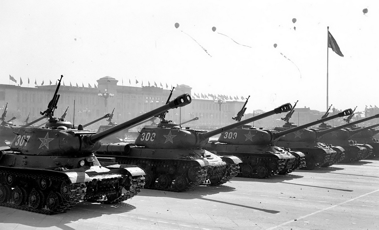 Совјетски тенкови ИС-2 на војној паради у Кини.