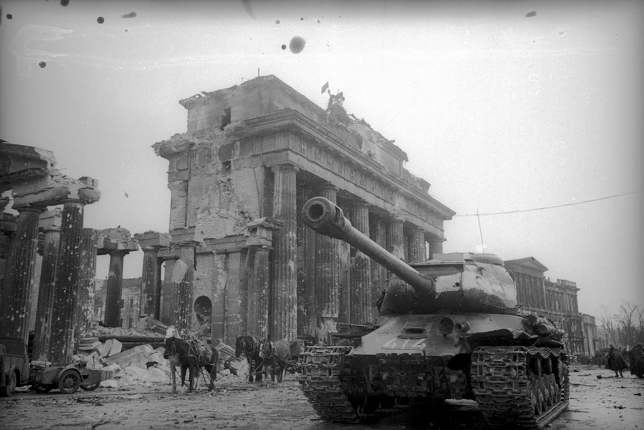 Совјетски тенкови испред Бранденбуршке капије.