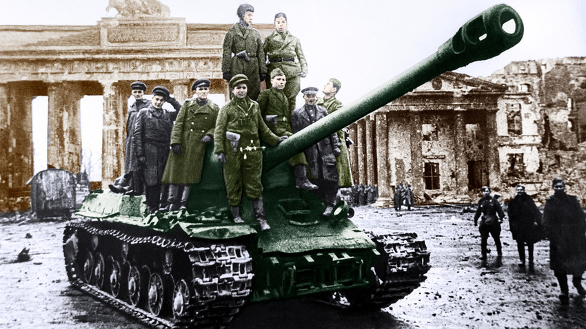 Червената армия на ИС-2 пред Бранденбургската врата след падането на Берлин в ръцете на съветските войски, Германия.
