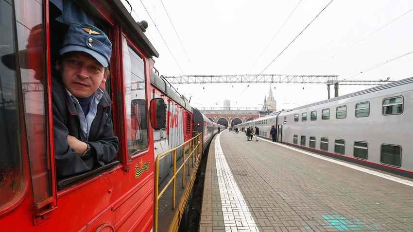 Kazanska železniška postaja v Moskvi, desno vlak Tavrija, ki bo peljal v Simferopol na polotoku Krim