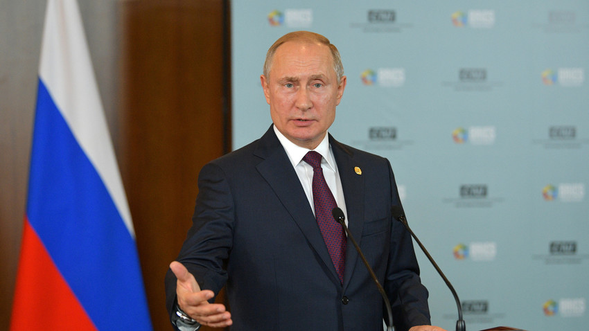 Руски председник Владимир Путин на конференцији за новинаре после самита БРИКС-а у Бразилу.