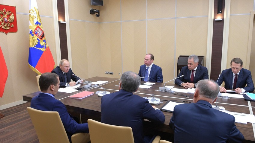 Путин на седници са члановима Савета безбедности РФ.