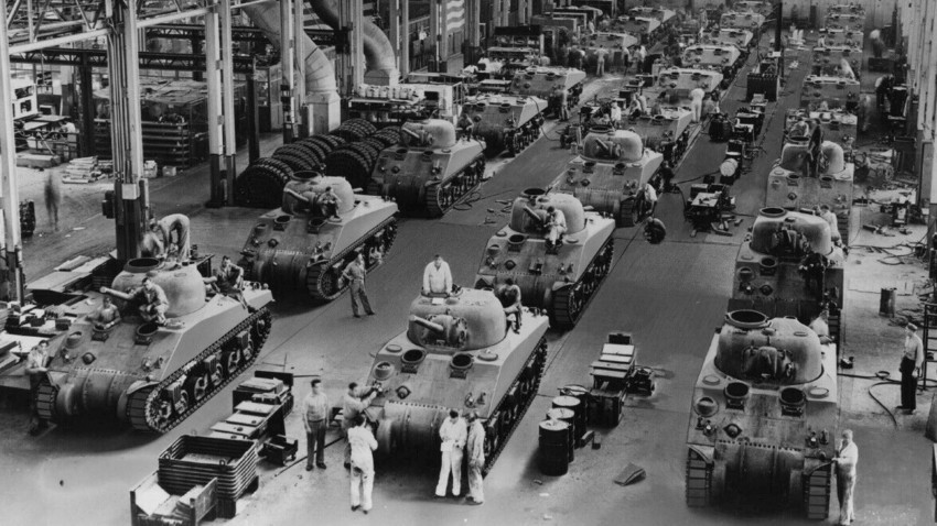 Производство на тенковите M4A4 Sherman во фабрика во Детроит