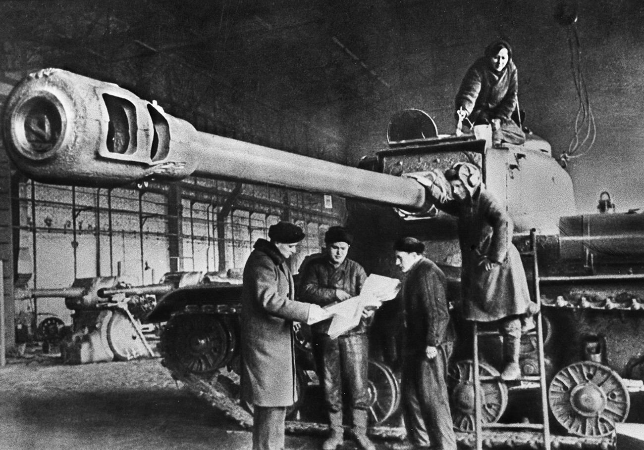 Sovjetski teški tenk IS spreman za slanje na front