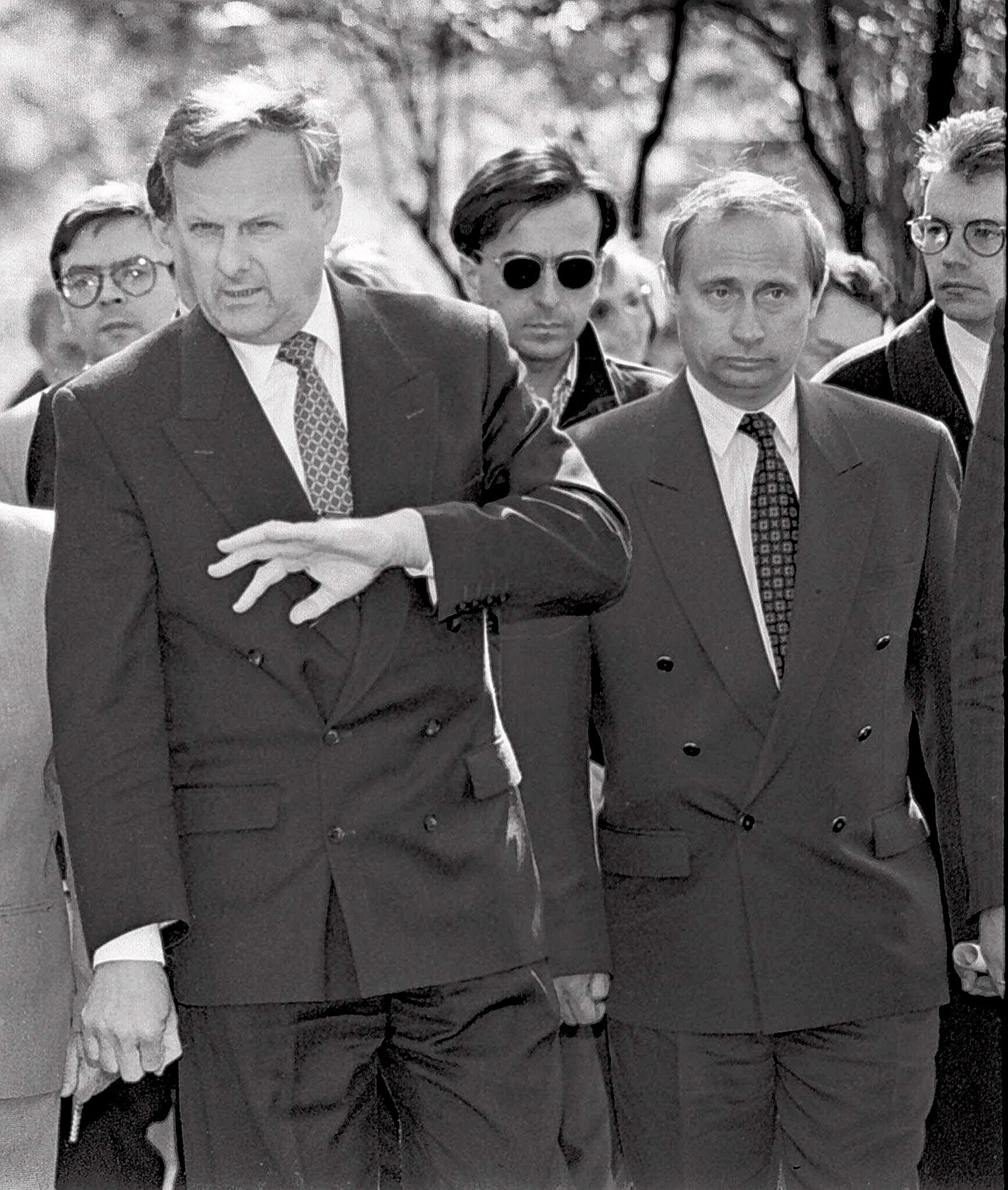 Anatoli Sobtchak, maire de Saint-Pétersbourg, à gauche, en compagnie de Vladimir Poutine, son adjoint. 1994. 